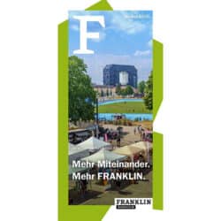 KI-basierte Bildbeschreibung | Szene auf einem Markt im Freien mit Zelten und Menschen, grünen Bäumen und einem modernen Gebäude im Hintergrund. Der Text lautet: Mehr Miteinander. Mehr FRANKLIN. Herbst 2026. FRANKLIN Mannheim.