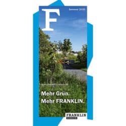 KI-basierte Bildbeschreibung | Titelseite einer Broschüre mit einem Weg durch grüne Pflanzen, blauem Himmel und dem Text: „Mehr Grün. Mehr Franklin.“ sowie „Sommer 2026“ zusammen mit dem Franklin-Mannheim-Logo.