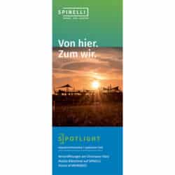 KI-basierte Bildbeschreibung | Banner mit einer Sonnenuntergangsszene und Silhouetten von Menschen und Zelten; der Text lautet „Von hier. Zum wir.“ sowie ein Spotlight mit Informationen zum Spinelli-Projekt und zu den bevorstehenden Veranstaltungen im September 2026.