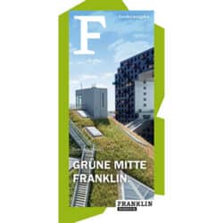 KI-basierte Bildbeschreibung | Titelseite einer Broschüre mit der Abbildung grüner Dachgärten vor dem Hintergrund moderner Gebäude, betitelt „Grüne Mitte Franklin“, unten mit dem Logo von Franklin Mannheim.