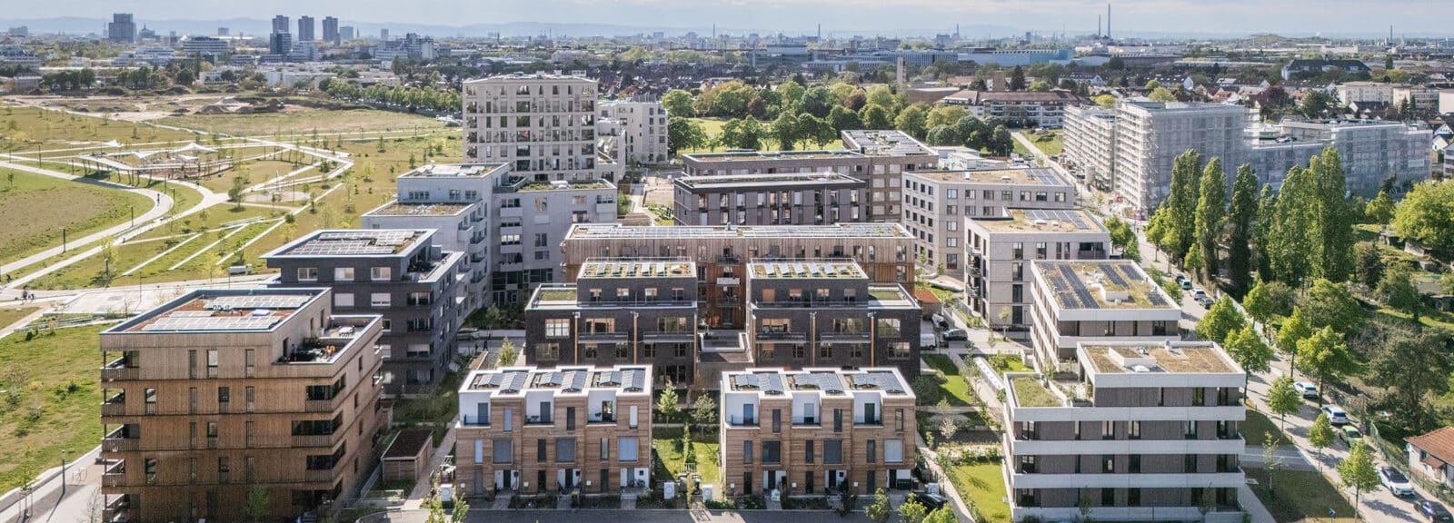 Luftbild SPINELLI mit Wohnbebauung und Park